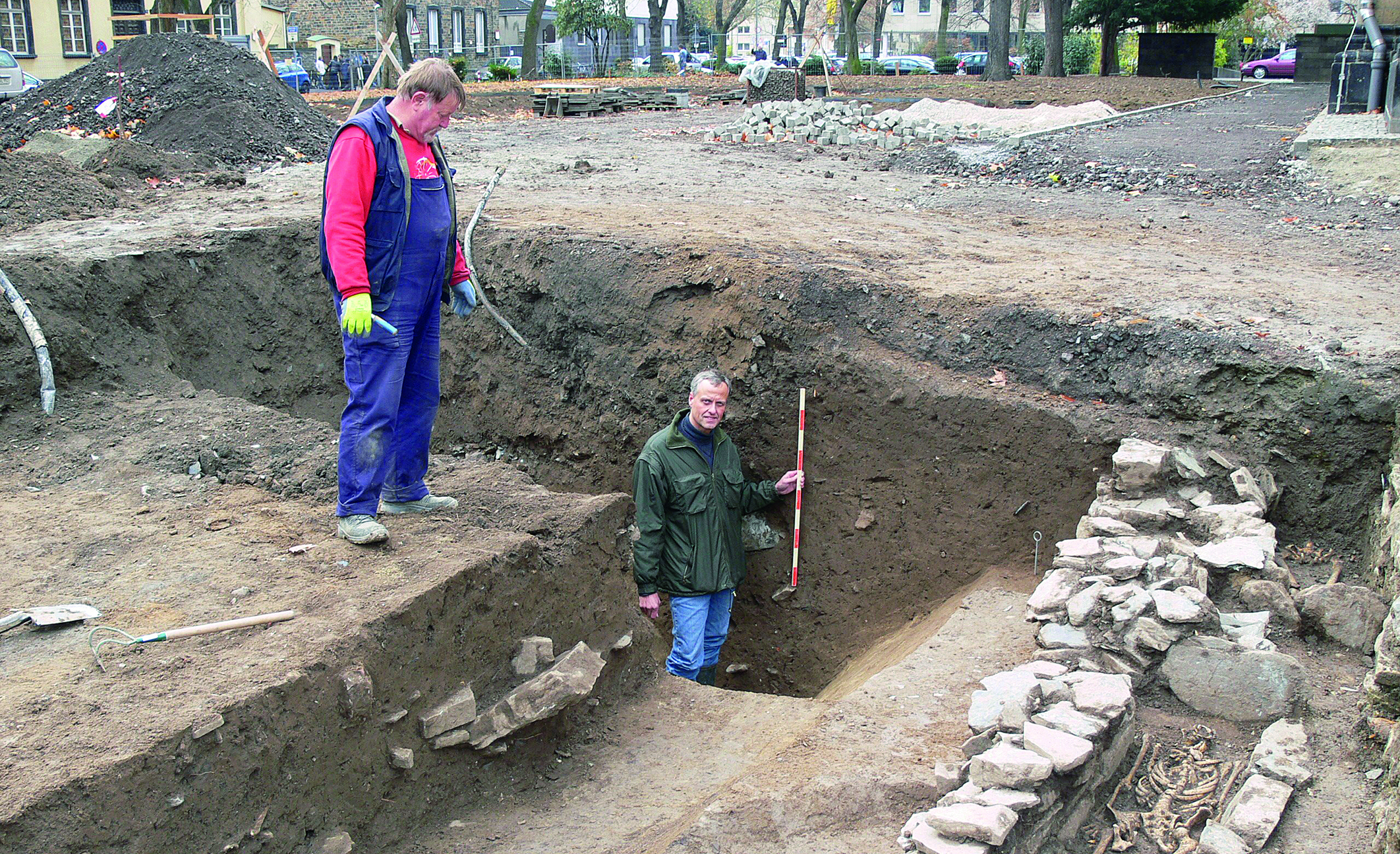 Friedel Gebert (links) und Dr. Dr. Axel von Berg arbeiten am 4 Meter breiten und noch 2,50 Meter tiefen Spitzgraben des frührömischen Kastells. Sie fanden auch Tempelfundamente und karolingische Gräber.