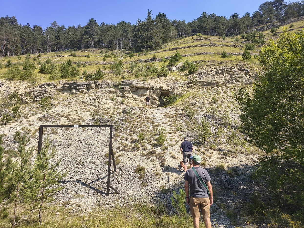 Jonastal. Der Holzrahmen ist ein Hinweis auf einen früheren Stollenzugang.
