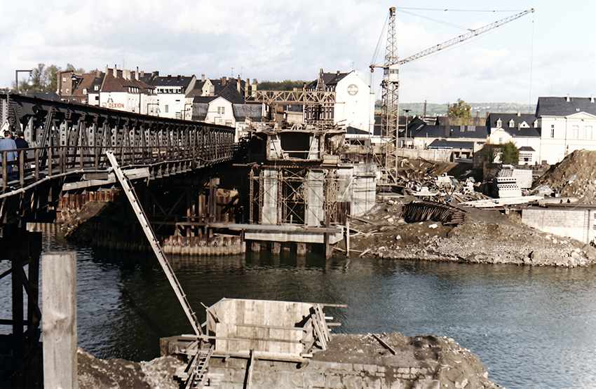 Bau des neuen Abschnitts der Balduinbrücke (1971). die Aufnahme wurde mit KI koloriert. Foto: Helmut Paasche.