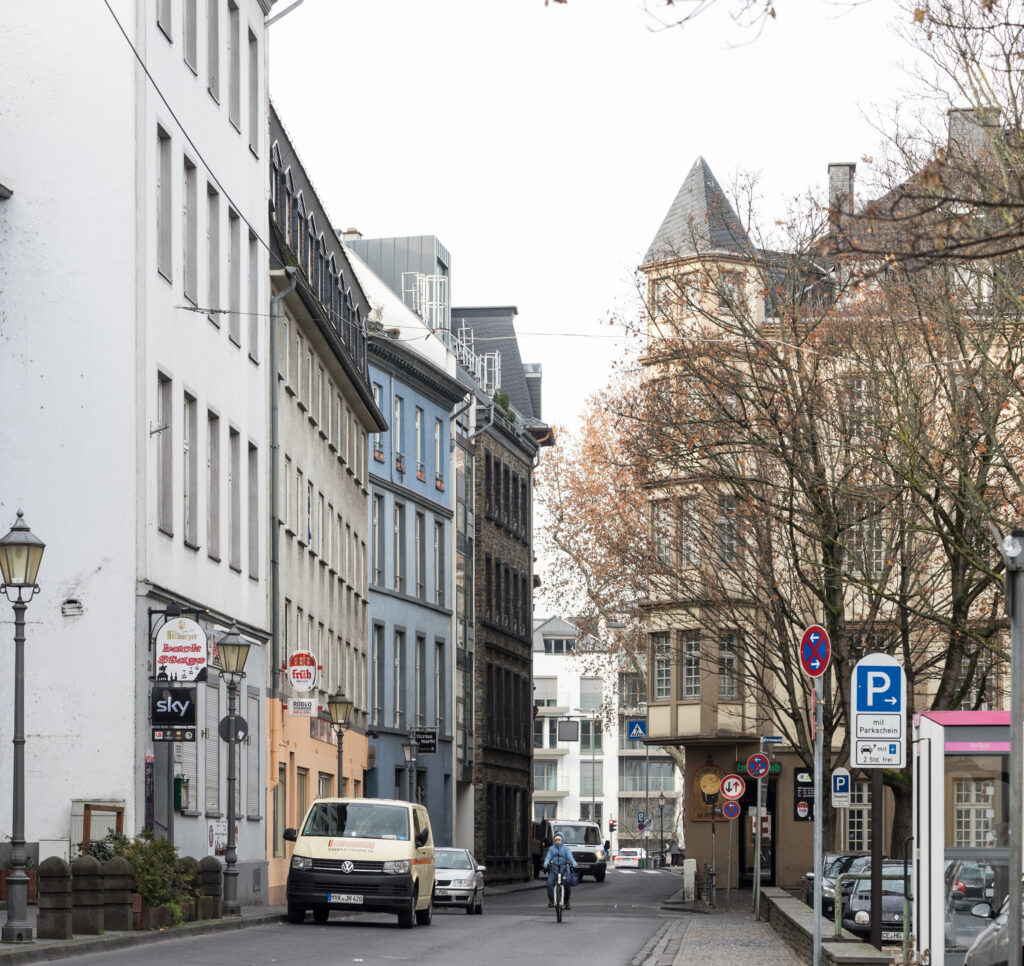 Links: Das Haus Florinsmarkt 2a. Im Hintergrund die Burgstraße.