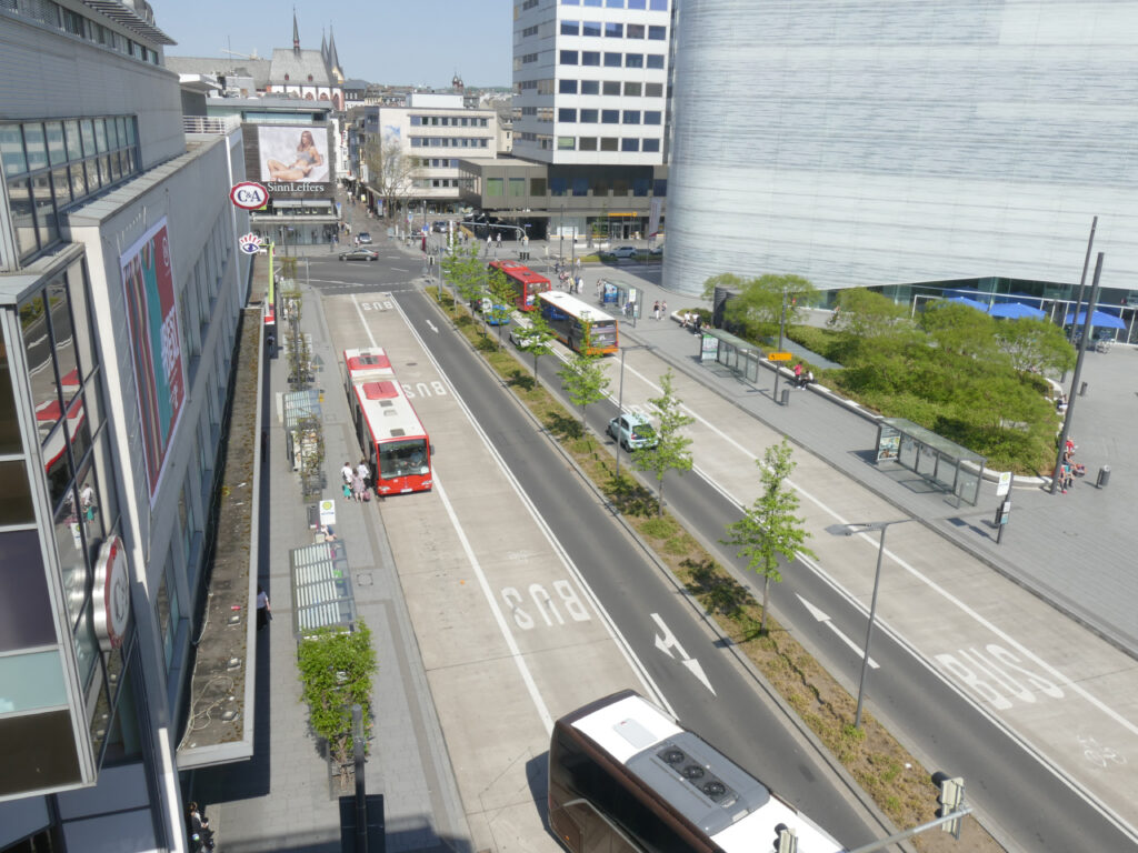 Die Görgenstraße heute. Von der mittelalterlichen Görgengasse ist so gut wie nichts mehr erhalten. Der historische Straßenzug wurde dem Ideal der "autogerechten Stadt geopfert. Rechts: Ein Teil des 2013 fertiggestellten Forums Confleutes.