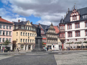 Coburg, historischer Marktplatz mit dem Prinz-Albert-Denkmal. Es erinnert an Prinz Albert von Sachsen-Coburg, den Ehemann der britischen Königin Victoria.