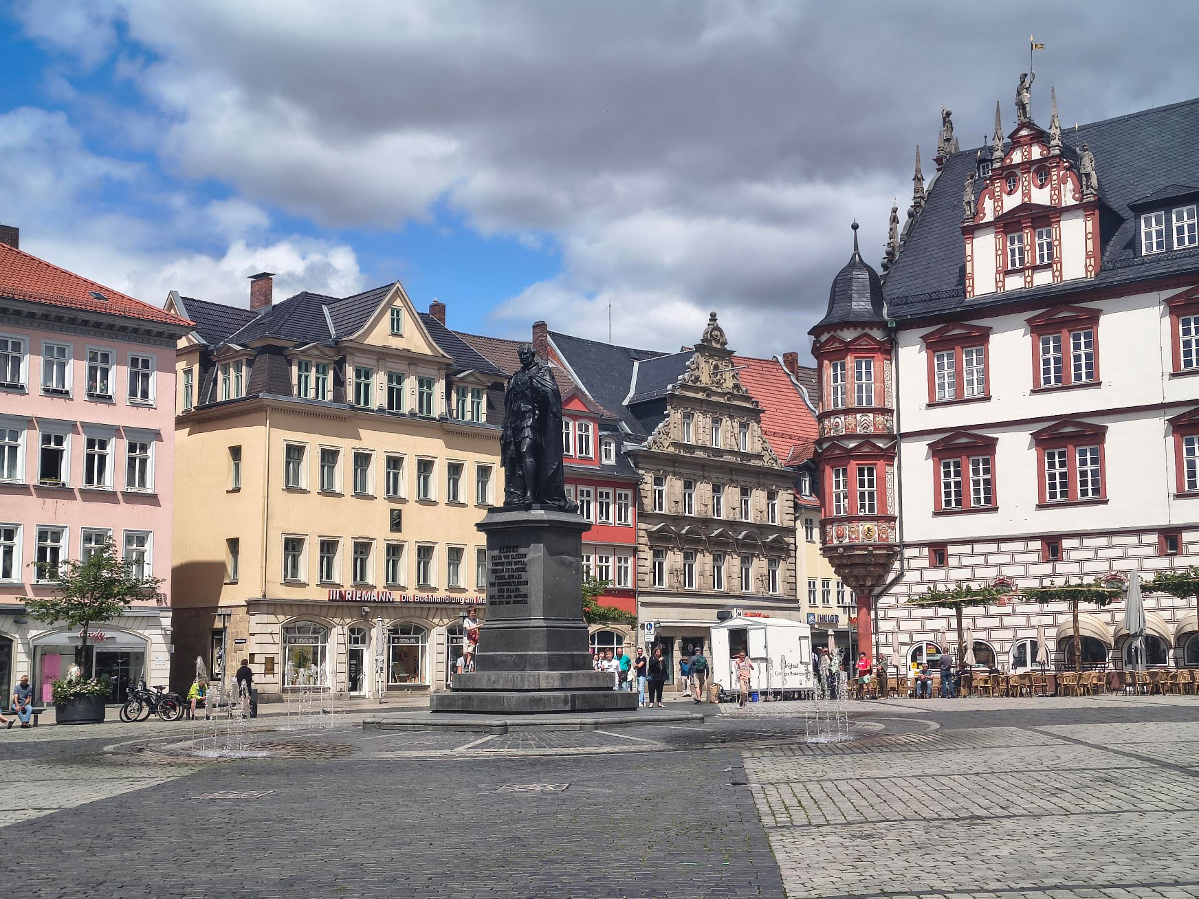 Coburg, historischer Marktplatz mit dem Prinz-Albert-Denkmal. Es erinnert an Prinz Albert von Sachsen-Coburg, den Ehemann der britischen Königin Victoria.