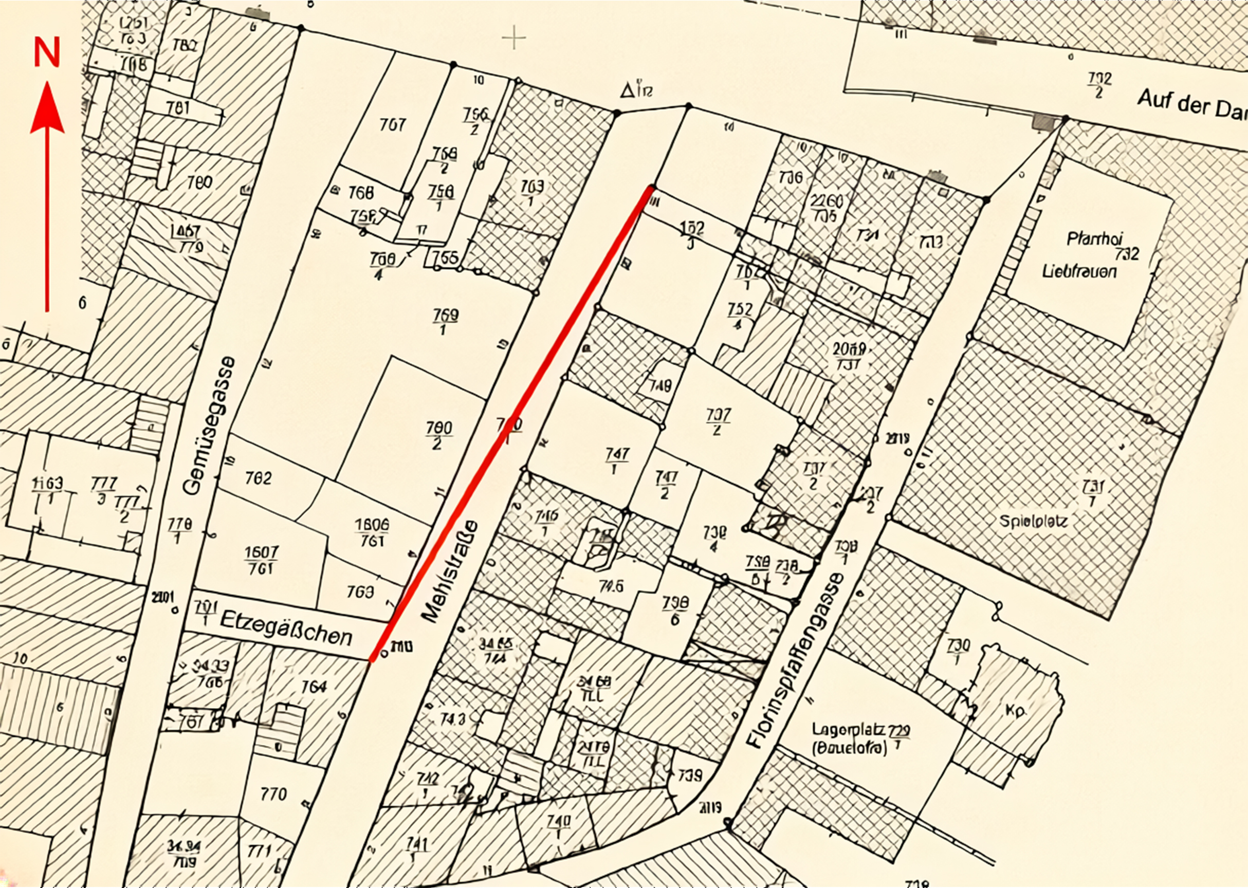 Der Auszug aus dem Katasterplan der Stadt Koblenz aus den 1980er-Jahren zeigt den Bereich zwischen Florinspfaffengasse und Gemüsegasse während der Sanierung. Damals kamen Archäologen dem Verlauf der Mehlgasse vor 1988 und einer Verbindungsstraße der Florinspfaffengasse auf die Spur. Die ursprüngliche Straßenführung der Mehlgasse (damals noch Mehlstraße) ist in Rot eingezeichnet.