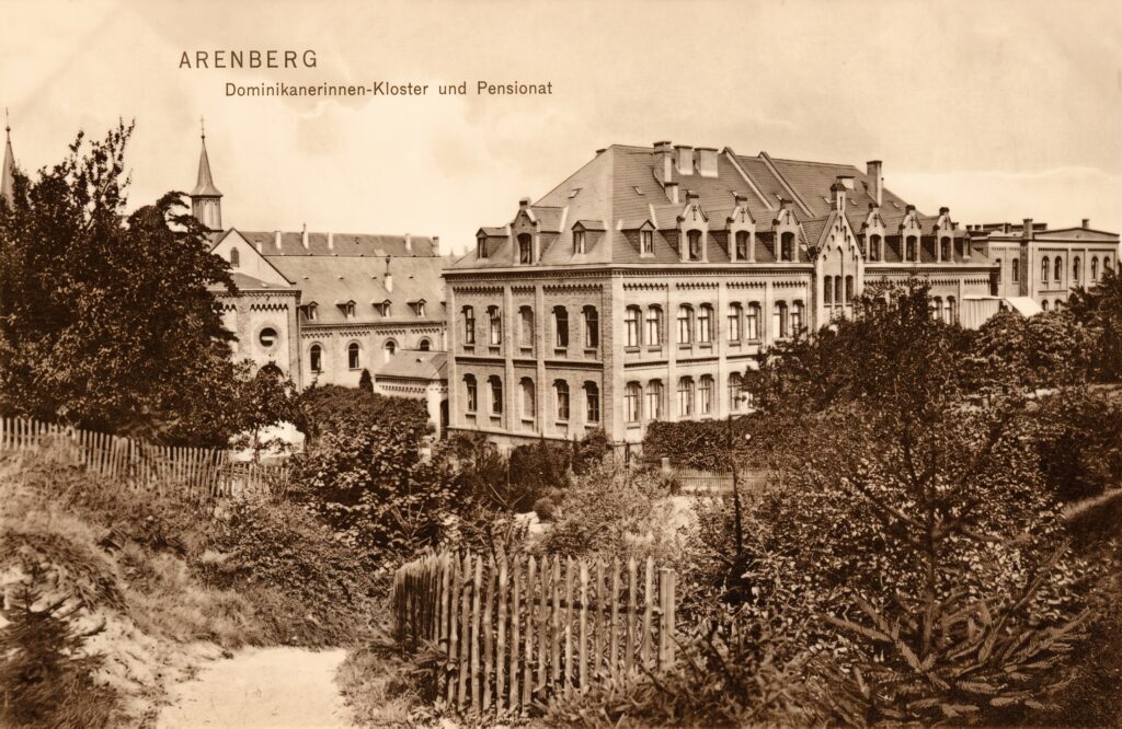 Dominikanerinnenkloster Arenberg mit Pensionat um 1910. Postkarte. Foto: Wikimedia Commons.