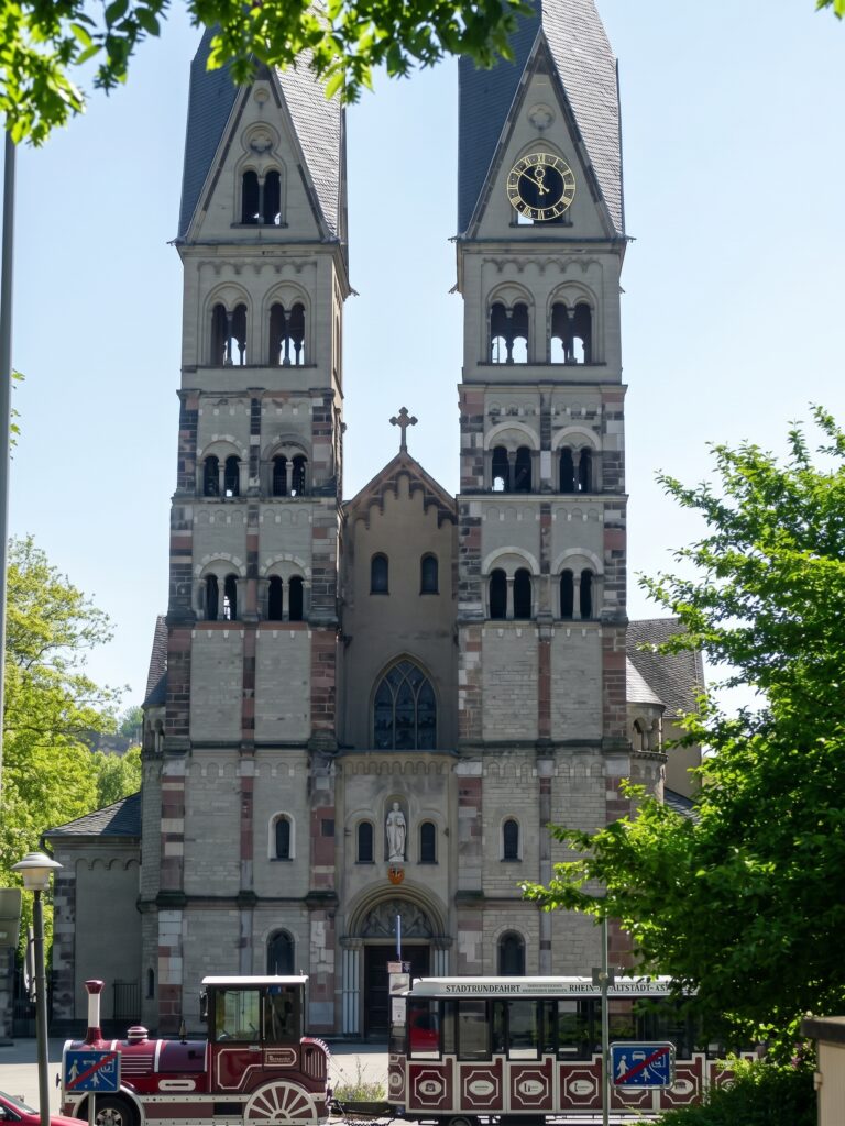 Romanische Doppelturmfassade der Basilika  St. Kastor.