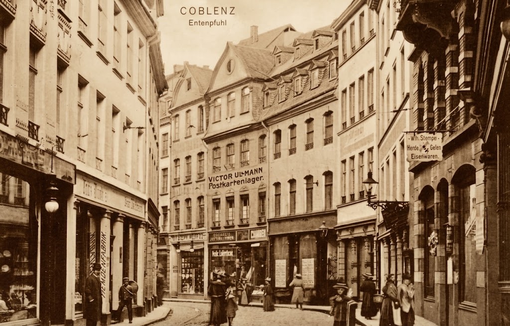 Der Entenpfuhl auf einer Postkarte (um 1910). Der Straßenzug war einst Teil des spätantik-frühmittelalterli-chen Stadtgrabens und diente auch noch im letzten Drittel des 18. Jahrhunderts als Kloake.