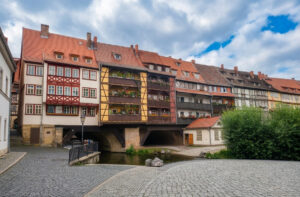 Erfurt, Krämerbrücke. Die Geschichte des Wahrzeichens der Stadt reicht bis ins 12. Jahrhundert zurück. Ende des 15. Jahrhunderts erfolgte ein Neubau. Die Häuser wurden nach und nach bis zum 18. Jahrhundert errichtet.
