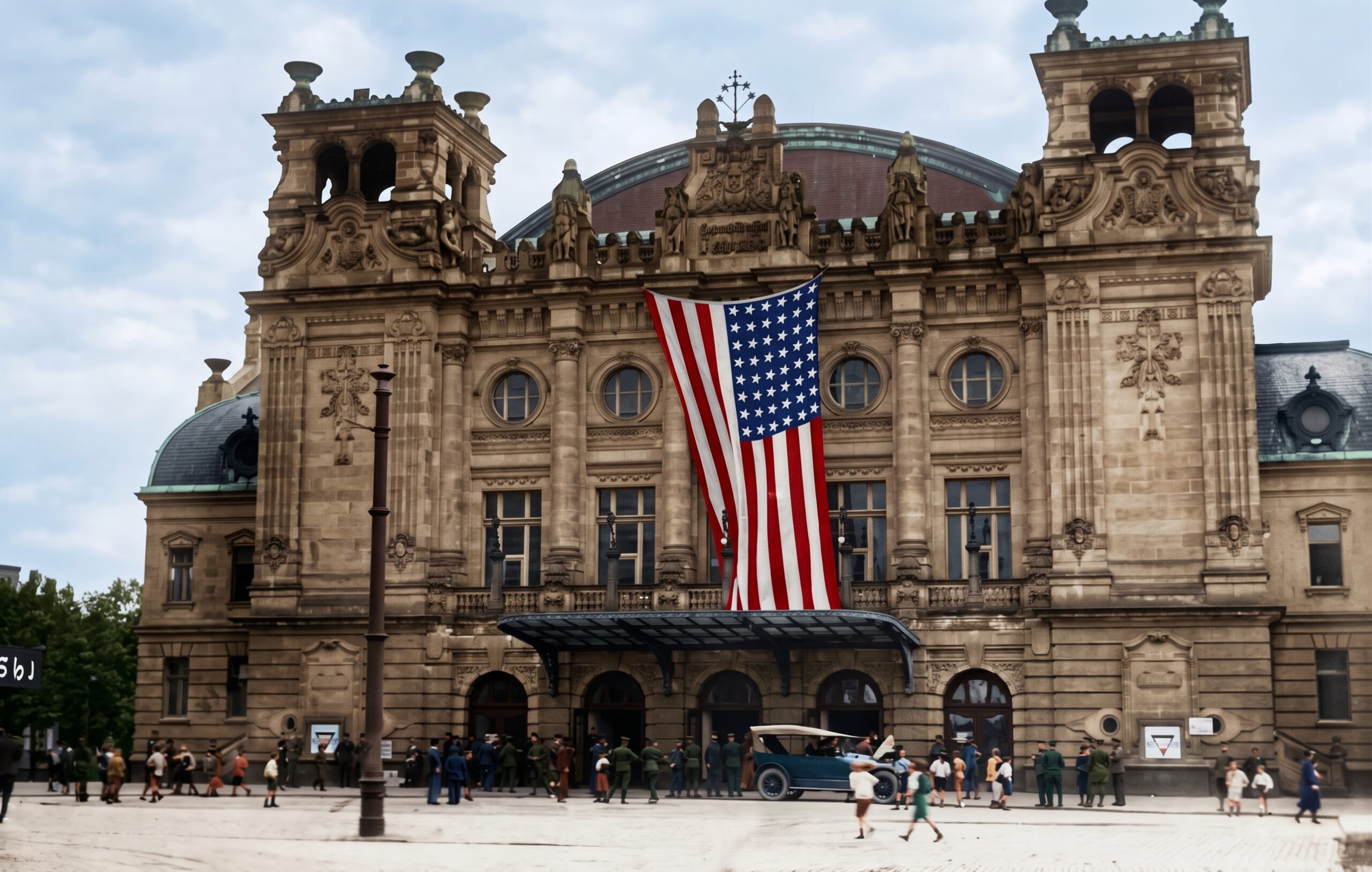 Die städtische Festhalle in Koblenz, die zur Zeit der amerikanischen Besatzung im Rheinland durch den YMCA zur Truppenunterhaltung genutzt wurde, ca. 1920. Originalfoto von Karl Albert Zimmermann (1885–1943) mit KI koloriert. Quelle: Wikimedia Commons.