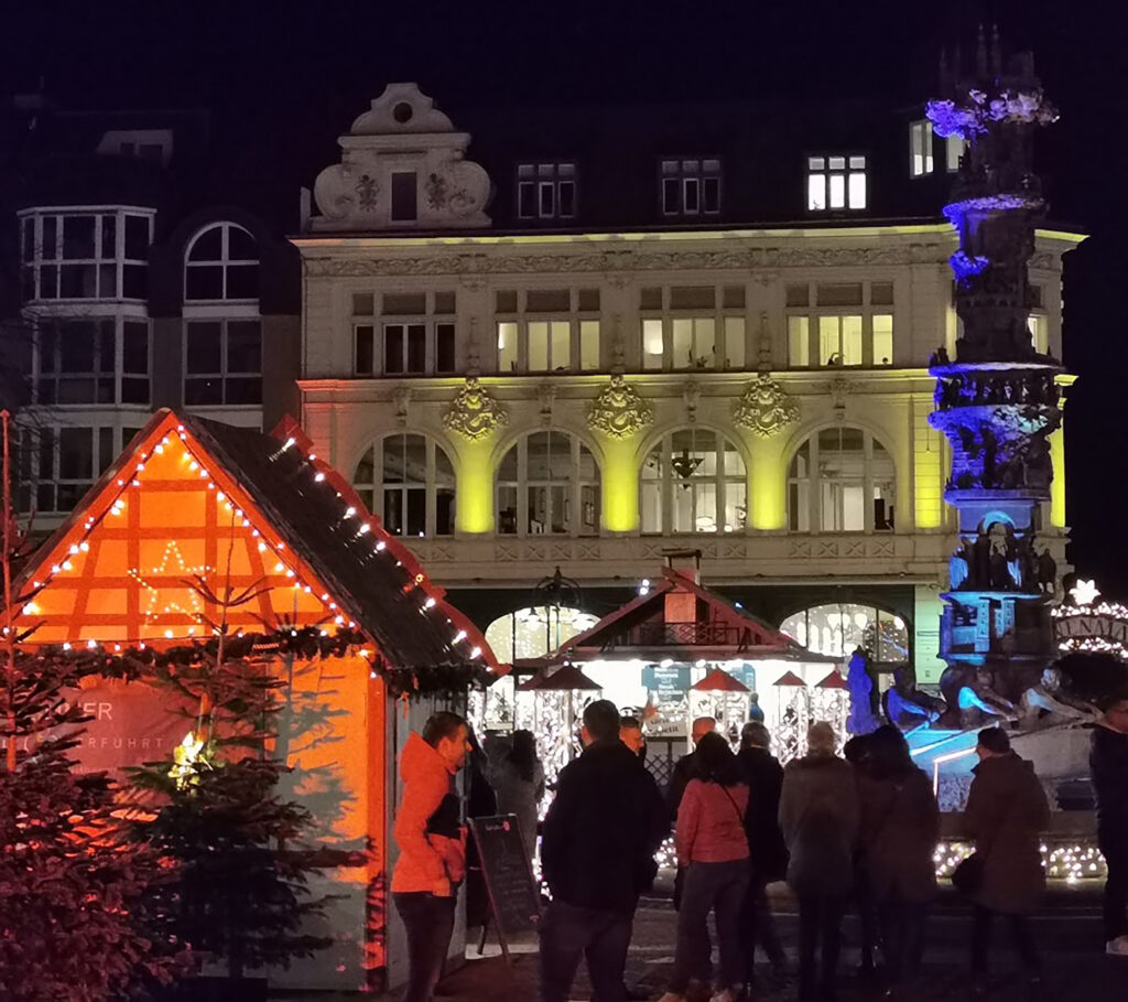 Das anlässlich des Weihnachtsmarktes 2019 angestrahlte Haus Firmungstraße 2.