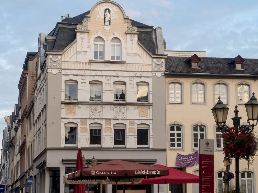 Das Haus Firmungstraße 27 (links).