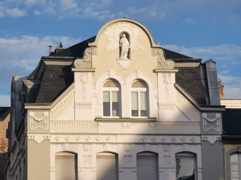Der mit Jugenstil-Elementen überformte Giebel des Barockhauses Florinsmarkt 27.