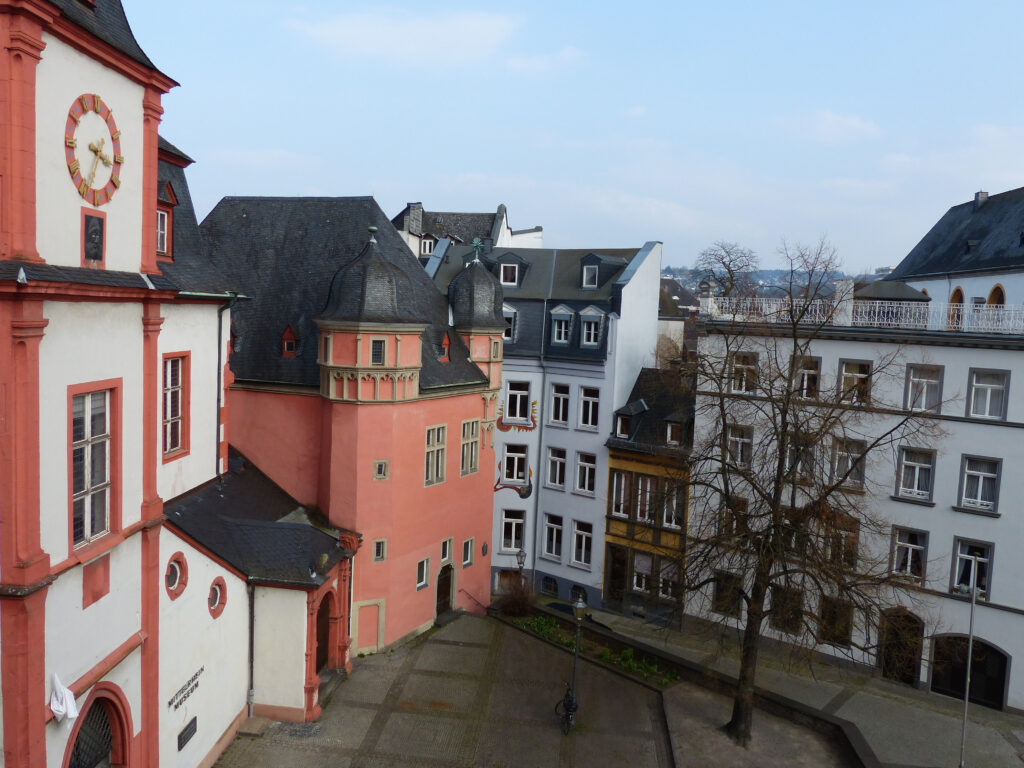 Das Alte Kaufhaus (links). Daneben das Schöffenhaus. Im Hintergrund die Häuser Florinsmarkt 23 bis 19 (von rechts).