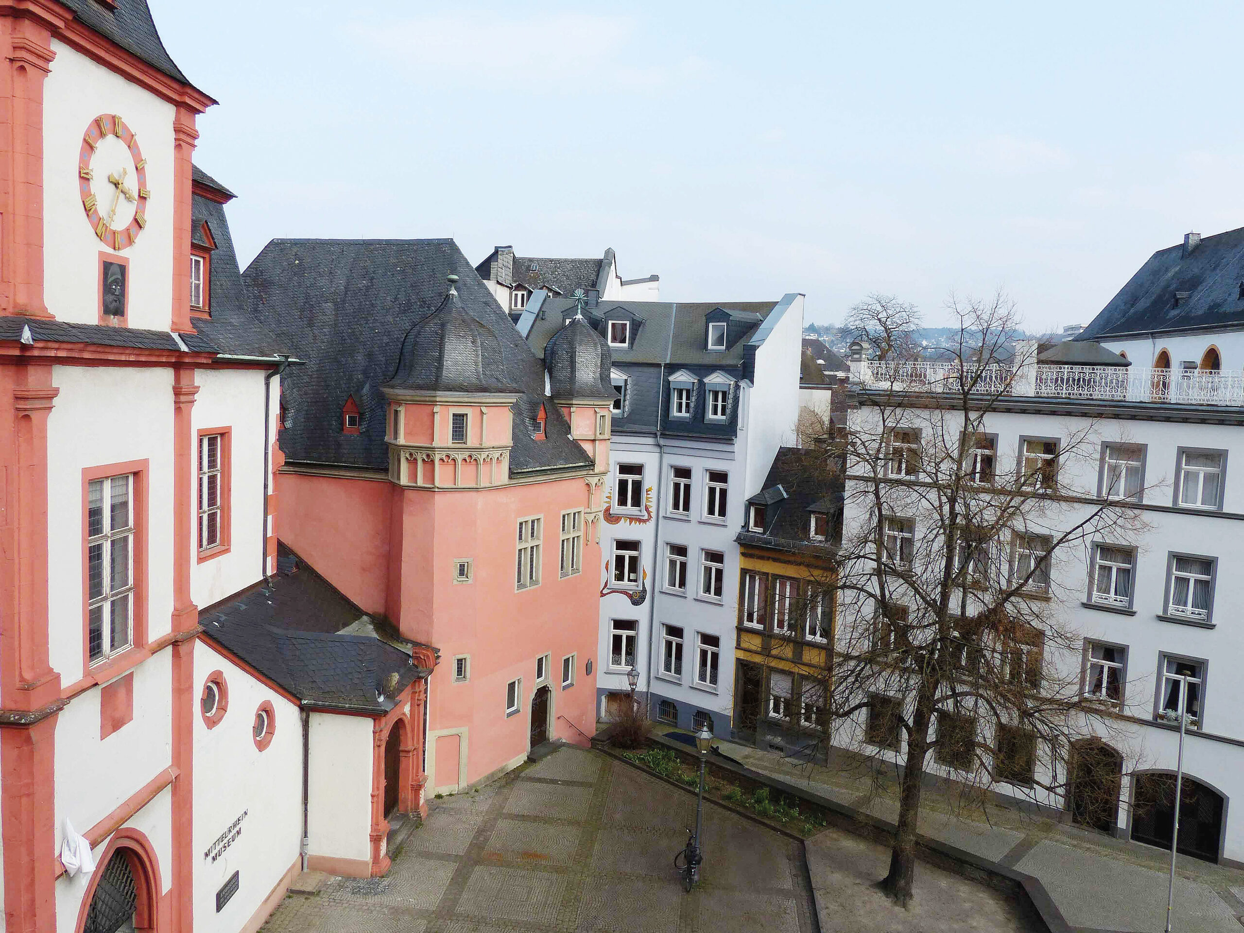 Das Schöffenhaus wurde unter Kurfürst Richard von Greiffenklau zu Vollrads (1467–1531) errichtet. Es war Sitz des kurfürstlichen Schöffengerichts. Auch dieses Gebäude wurde 1944 zerstört.