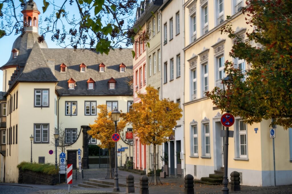Blick, auf die Häuser Florinsmarkt 14 bis 22 (von rechts) im Herbst 2018. Im Hintergrund der Pfarrhof Liebfrauen.