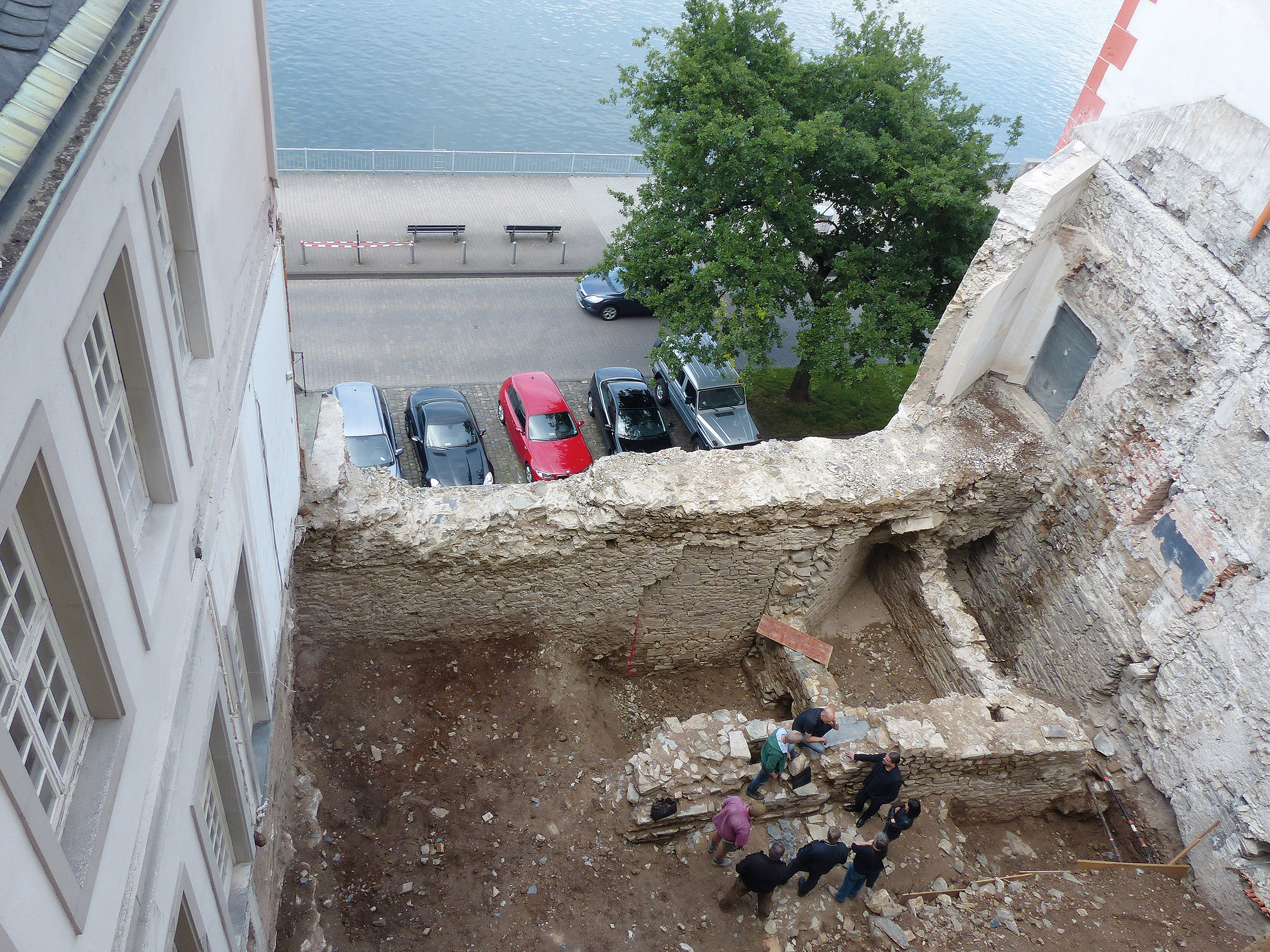 Weitere Spuren der spätrömischen Kastellmauer wurden im Juni 2015 im Zuge von Bauarbeiten zwischen dem Bürresheimer Hof und dem Alten Kaufhaus entdeckt. Die Aufnahme zeigt, dass die antike (vorne) und die mittelalterliche Mauer an der Mosel parallel liefen.Weitere Spuren der spätrömischen Kastellmauer wurden im Juni 2015 im Zuge von Bauarbeiten zwischen dem Bürresheimer Hof und dem Alten Kaufhaus entdeckt. Die Aufnahme zeigt, dass die antike (vorne) und die mittelalterliche Mauer an der Mosel parallel liefen.