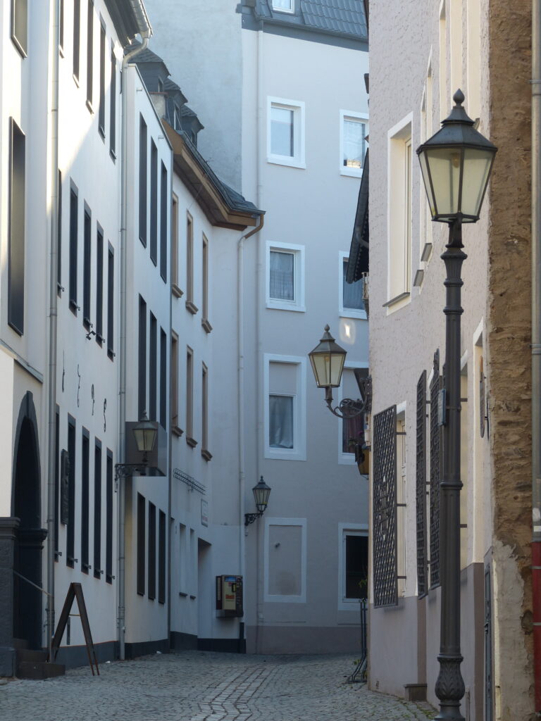 Die Häuser Florinsgasse 6, 4 und 2 (von links) sowie im Hintergrund das Haus An der Liebfrauenkirche 21.