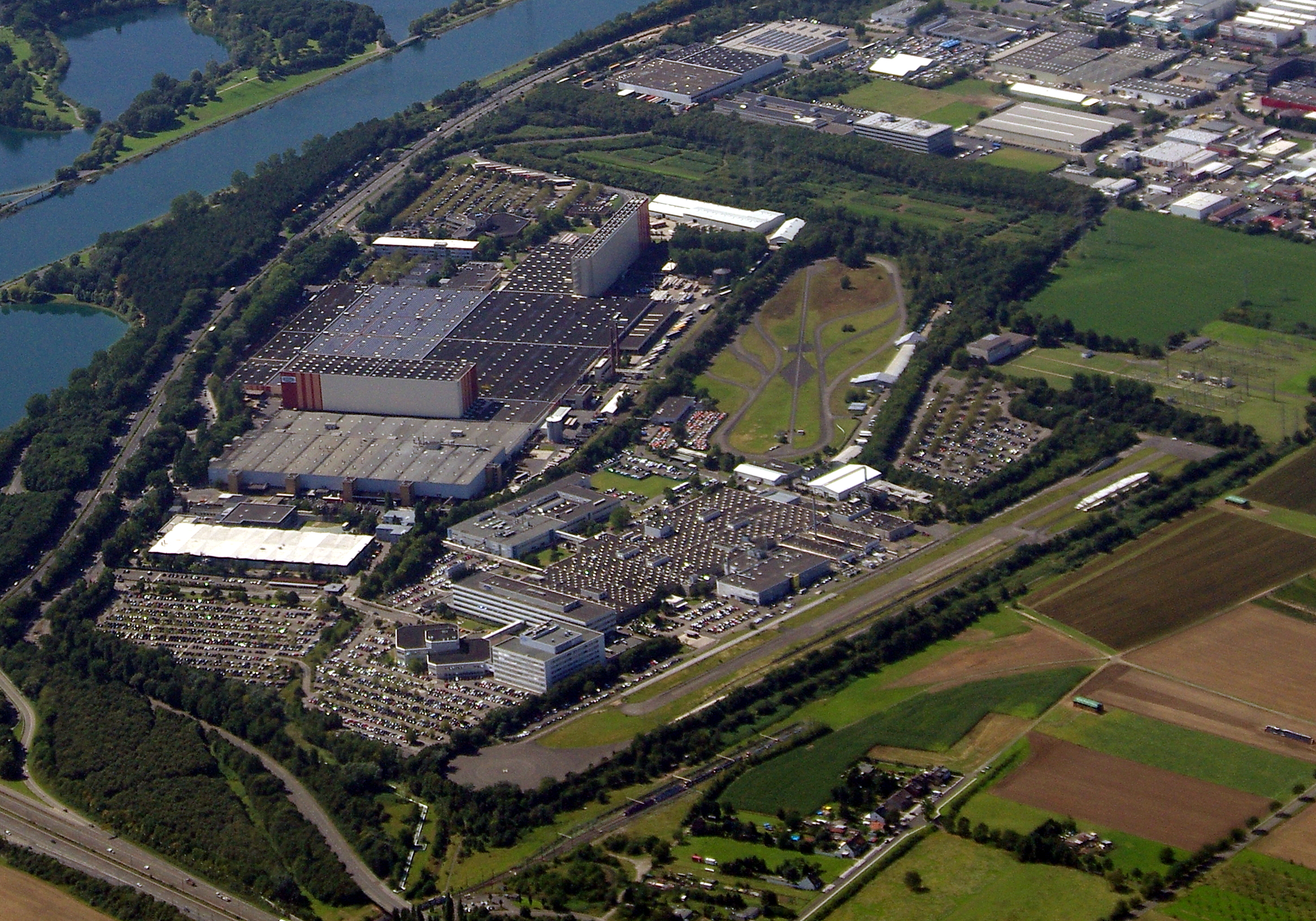Ford-Entwicklungszentrum und europäisches Teilevertriebszentrum in Köln-Merkenich (August 2012). Nur wenige wissen, dass sich der US-Konzern eigentlich in Koblenz ansiedeln wollte. Foto: El Grafo (via Wikimedia Commons) / CC-BY-SA-3.0.