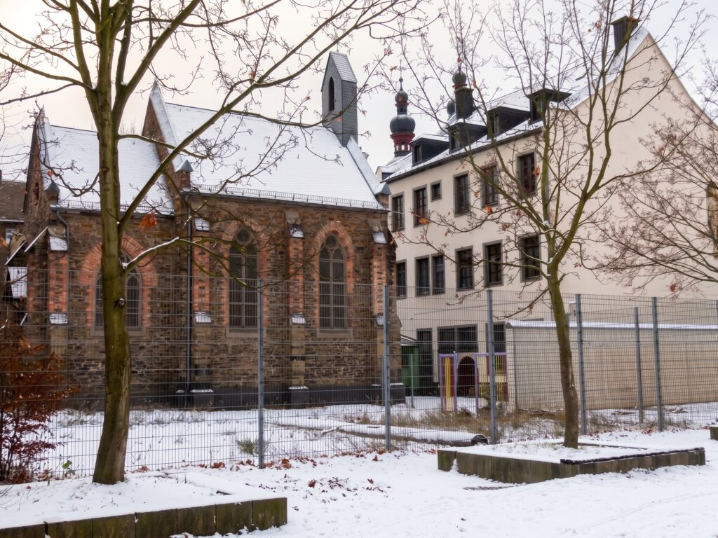 Die Peter-Friedhofen-Kapelle im März 2012 vor der Errichtung des Ergänzungsbaus durch die Barmherzigen Brüder.