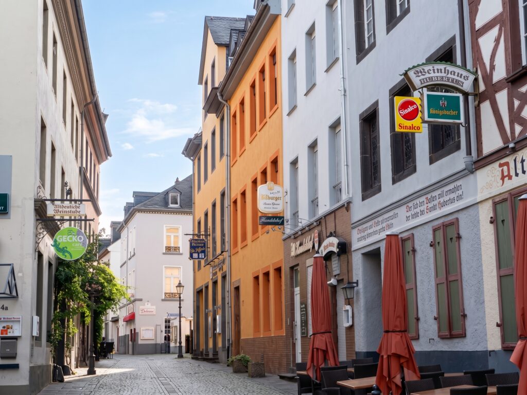 Die Häuser Gemüsegasse 13, 11 und 9 (Bildmitte von rechts). Ganz rechts: Schlichter Barockbau, zum Weinhaus Hubertus, Florinsmarkt 6, gehörig.