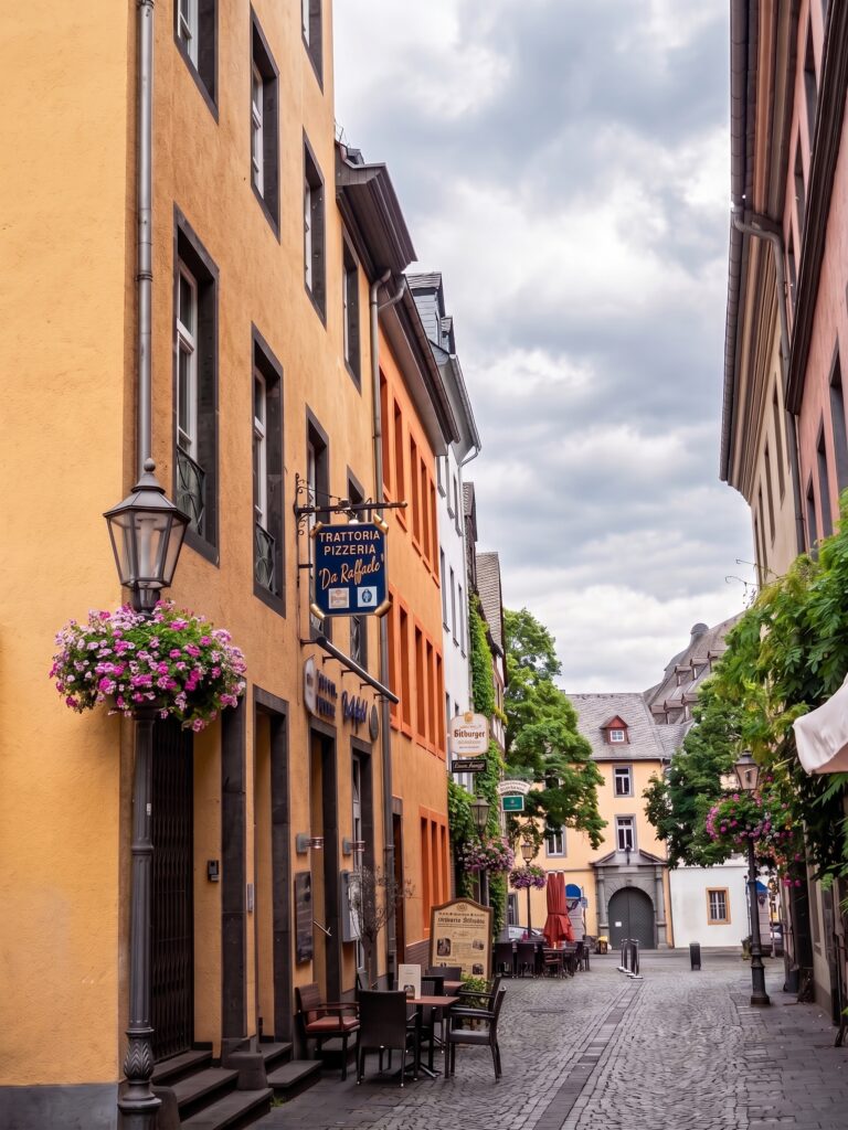 Der rekonstruierte Stiftshof Gemüsegasse 9 (links).