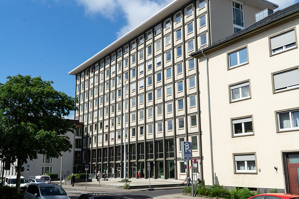 Das inzwischen sanierte Hauptjustizgebäude in der Karmeliterstraße gehört zu den wenigen stadtbildprägenden Bauten aus den 1950er-Jahren.