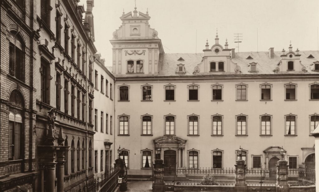 Das Bürgerhospital. Der um 1873 errichtete Nordflügel am Hospitalplatz. Das Foto entstand um 1900.