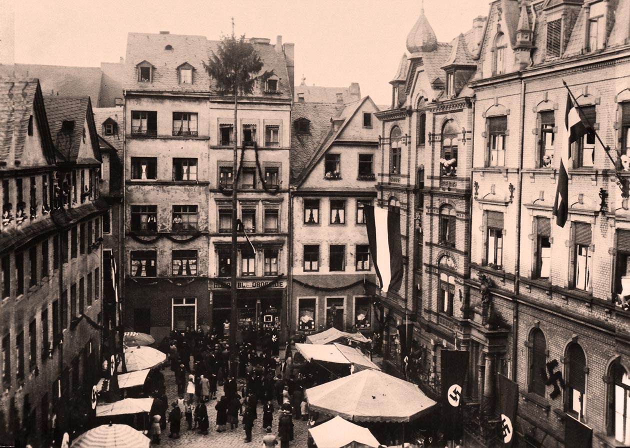 Der Hospitalplatz bei der Kastorgässer Kirmes. Die Aufnahme entstand 1939. Foto: Stadtarchiv.