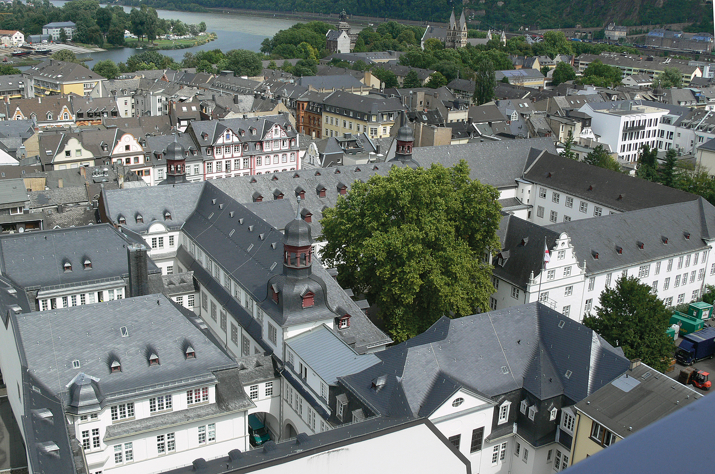 Das bis weit ins 20. Jahrhundert hinein zum Rathaus ausgebaute Jesuitenkolleg und die östliche Altstadt, für die bereits unter Johann VI. weitreichende städtebauliche Veränderungen geplant wurden. 