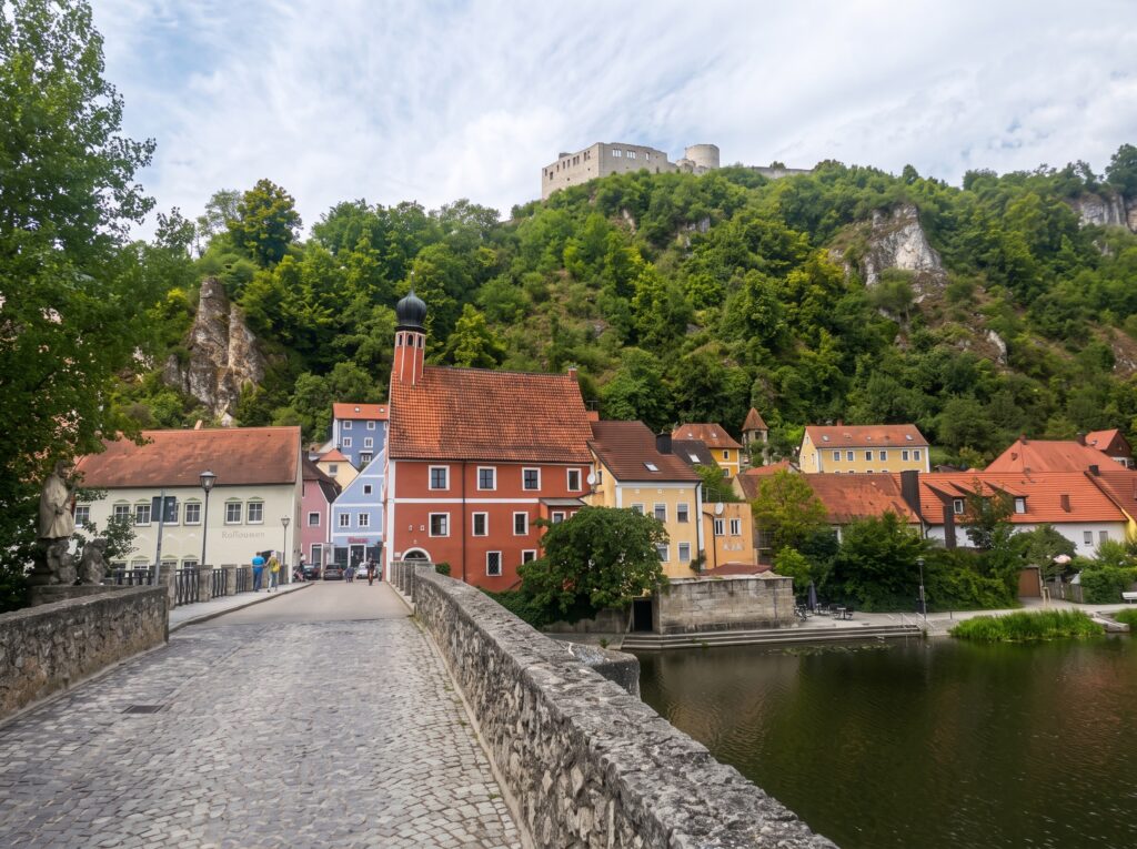 Fahrt über die Steinerne Brücke (Mit Nepomuk-Statue) in den mittelalterlich-frühneuzeitlichen Ortskern.