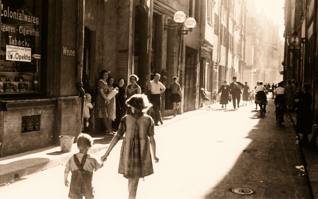 Blick in die Kastorgasse im Sommer 1944. Während der Bombenangriffe der folgenden Monate wurde der historische Straßenzug vollständig zerstört. Foto: Stadtarchiv Koblenz.

