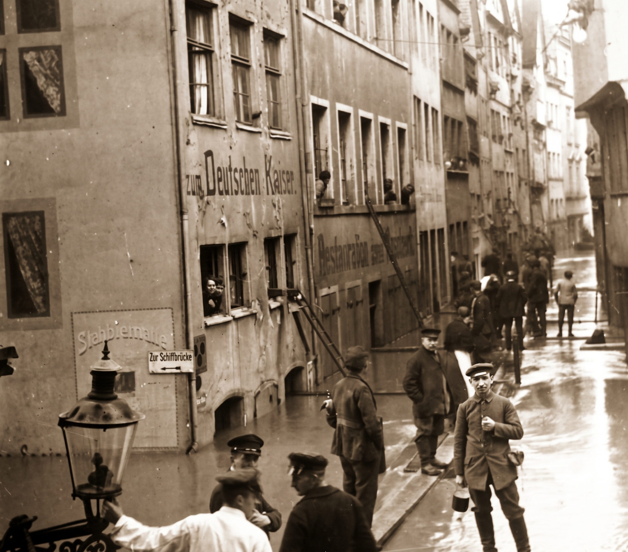 Hochwasser in der Kastorgasse im Januar 1920 in Blickrichtung Kastorhof. Das Gebäude links (Gasthaus „Deutscher Kaiser“) ist heute das letzte erhaltene Haus des historischen Straßenzugs.

