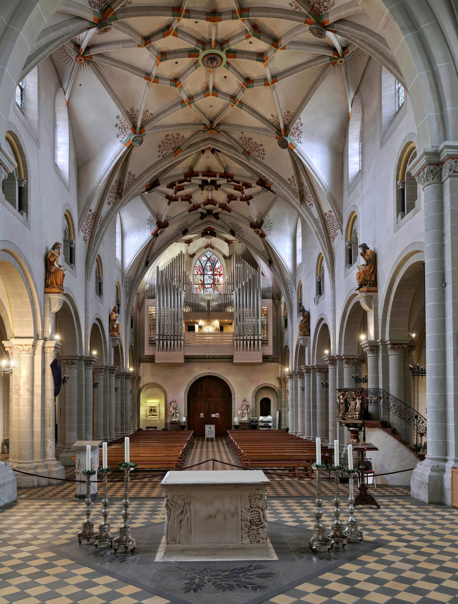 Basilika St. Kastor: Langhaus nach Westen mit neuer Hauptorgel. Foto: Rolf Kranz/Wikipedia CC BY-SA 4.0.