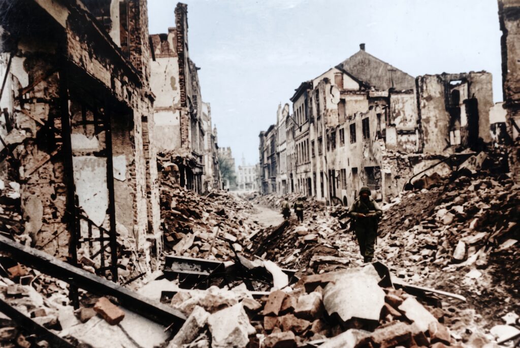 Zerstörungen in der Kastorpfaffenstraße, März 1945. Mit KI koloriertes Foto. Original: Bundesarchiv, Bild 146-1970-088-30 / CC-BY-SA 3.0.

