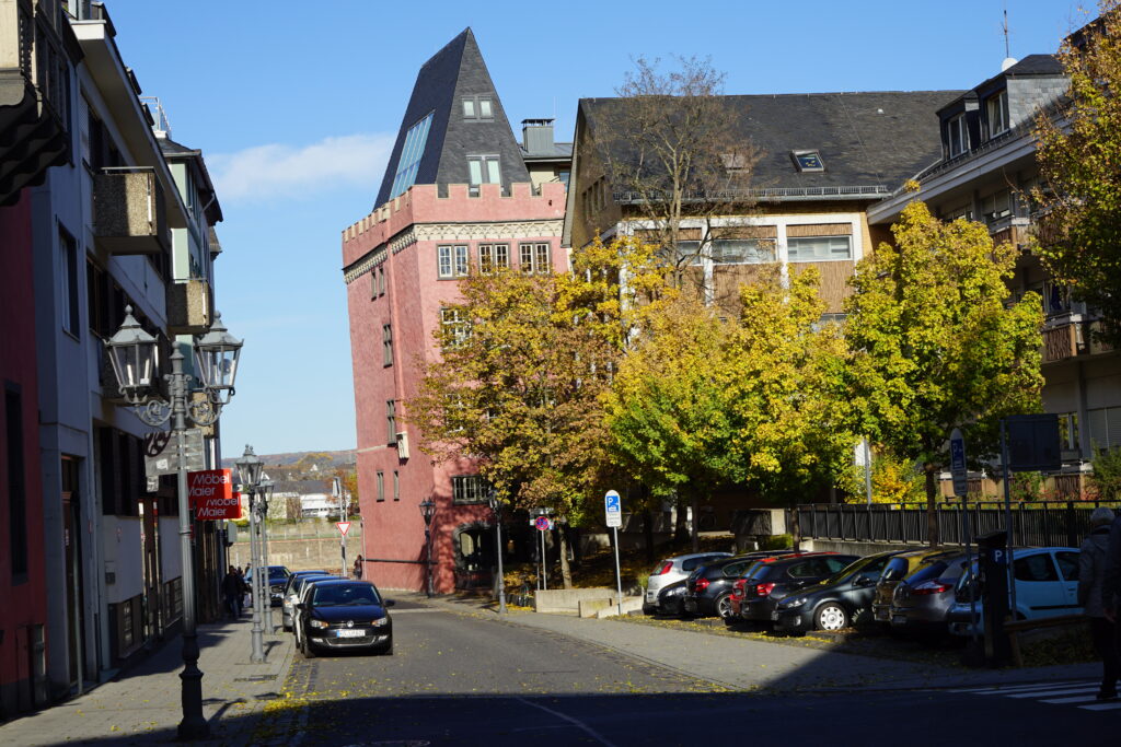 Der nördliche Abschnitt der Kornpfortstraße. Im Hintergrund: Das spätgotische Gebäude Kastorstraße 3 ("Deutscher Kaiser").