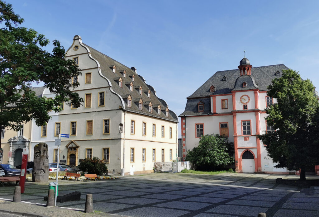 Bürresheimer Hof (links) und Altes Kaufhaus.