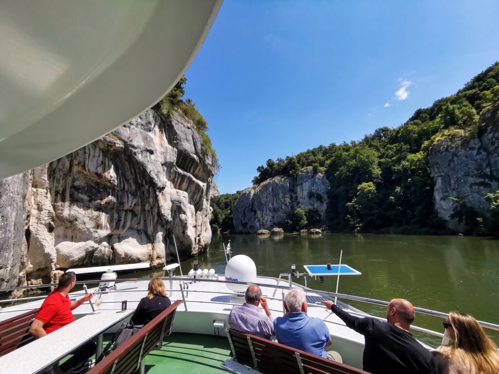 Schiffstour durch den Donaubruch.