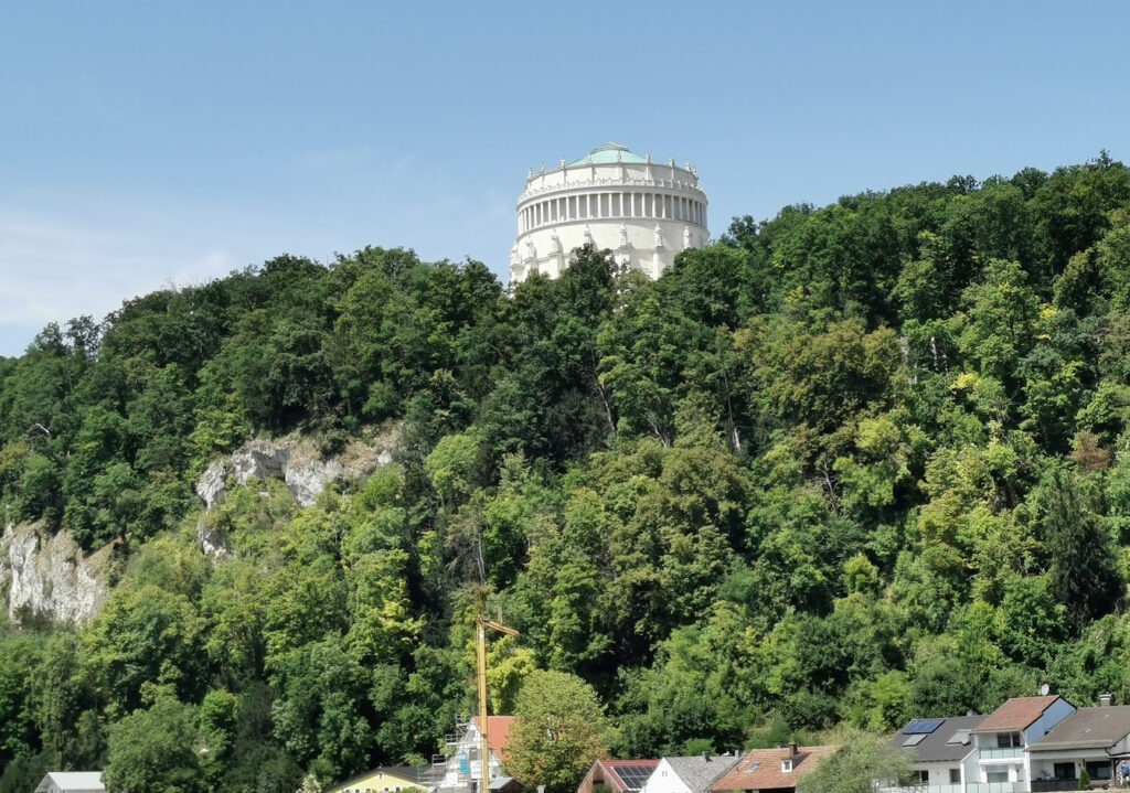 Auf der Schiffstour ebenfalls zu sehen: Die Kehlheimer Ruhmeshalle Sie wurde in den Jahren 1842 bis 1863 durch König Ludwig I. von Bayern von den Architekten Friedrich von Gärtner und Leo von Klenze errichtet. Das Monument erinnert an die Befreiungskriege gegen Napoleon.