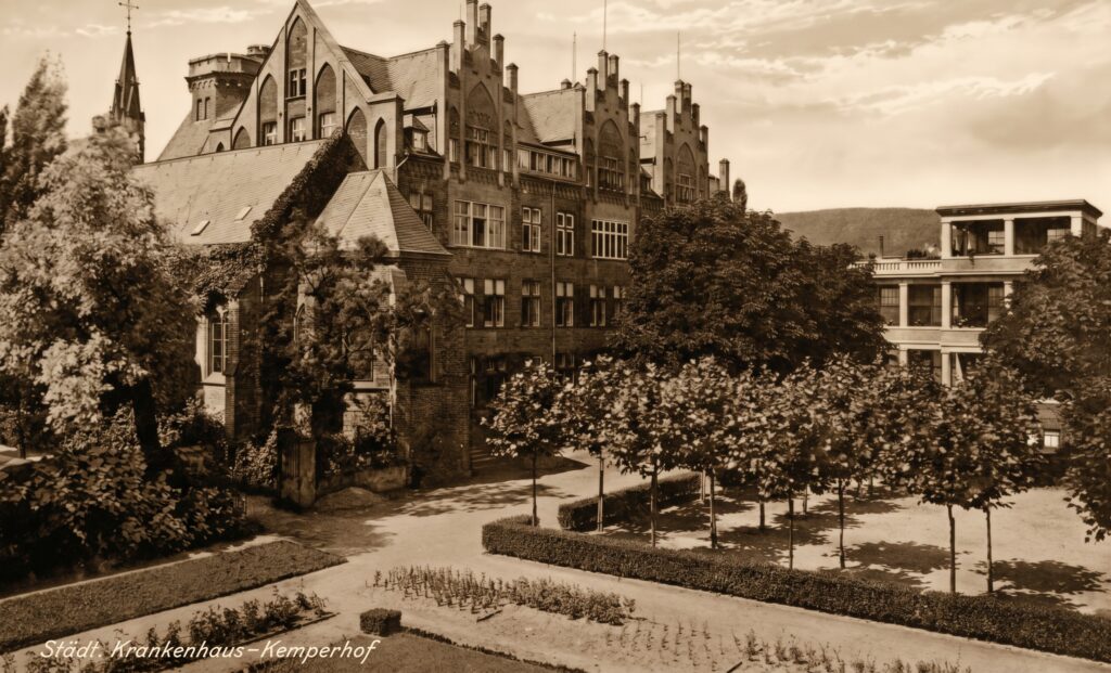 Der nach Plänen des Architekten Osterhaus errichtete Westflügel des Kemperhofs. Rechts die 1923 in Betrieb genommene neue Liegehalle. Undatierte Postkarte.