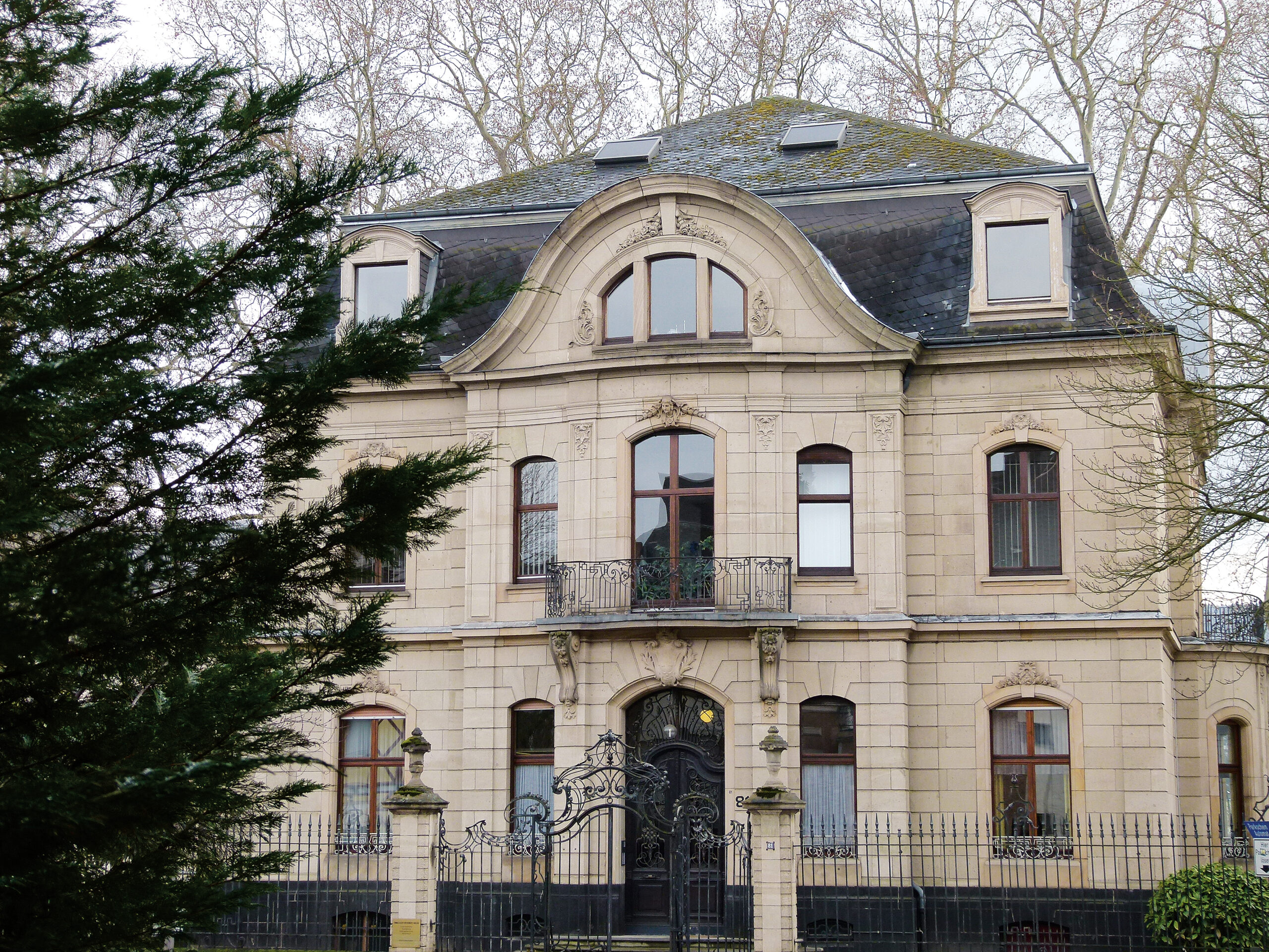 Die Zentrale des Kirchenkreises Koblenz in der Mainzer Straße. Das Gebäude hat eine rund 110-jährige Geschichte. Geplant wurde das Haus von Regierungsbaumeister Heinrich Plange aus dem heutigen Wuppertaler Stadtteil Elberfeld. Im Jahr 1900 lagen die ausführungsreifen Pläne vor, die Umsetzung im Auftrag der vermögenden Rentnerin Emilie Wiesmann konnte beginnen. Später hatte der Generalsuperintendent der preußischen Rheinprovinz (der ranghöchste Pfarrer im Rheinland) hier seinen Amtssitz. Dabei blieb es bis 1934. Heute wirkt dort der Superintendent, der an der Spitze des bereits 1817 gegründeten Kirchenkreises steht.