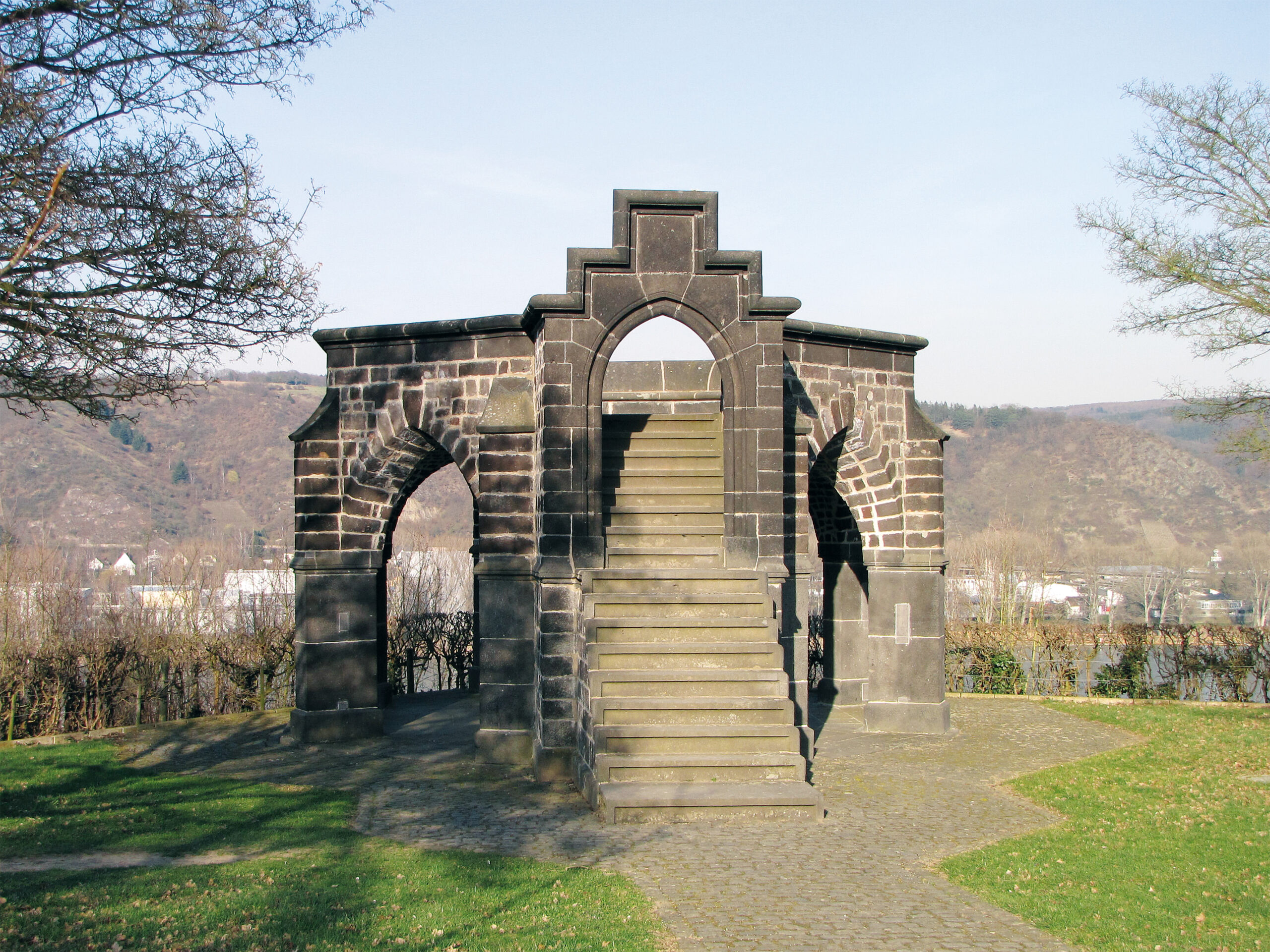 Die Nachbarstadt Rhens war im Mittelalter Schauplatz wichtiger Treffen. Hier wurde auch Karl IV. zum Gegenkönig gewählt. Den Königstuhl gab es damals wohl noch nicht. Er wird 1398 das erste Mal schriftlich erwähnt. Sicher ist, dass hier im Jahr 1400 Ruprecht von der Pfalz zum König erhoben wurde. Der Königsstuhl wurde 1795 zerstört und 1842 wieder aufgebaut. Er steht heute nicht mehr an seinem ursprünglichen Platz. Foto: Holger Weinandt/Wikipedia