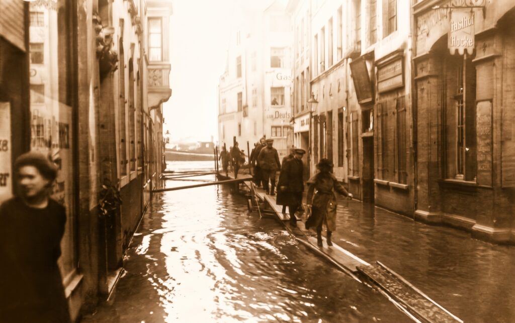 Hochwasser in der Kornpfortstraße in Blickrichtung Moselufer. Die Aufnahme entstand im Januar 1920. Foto: Stadtarchiv Koblenz.