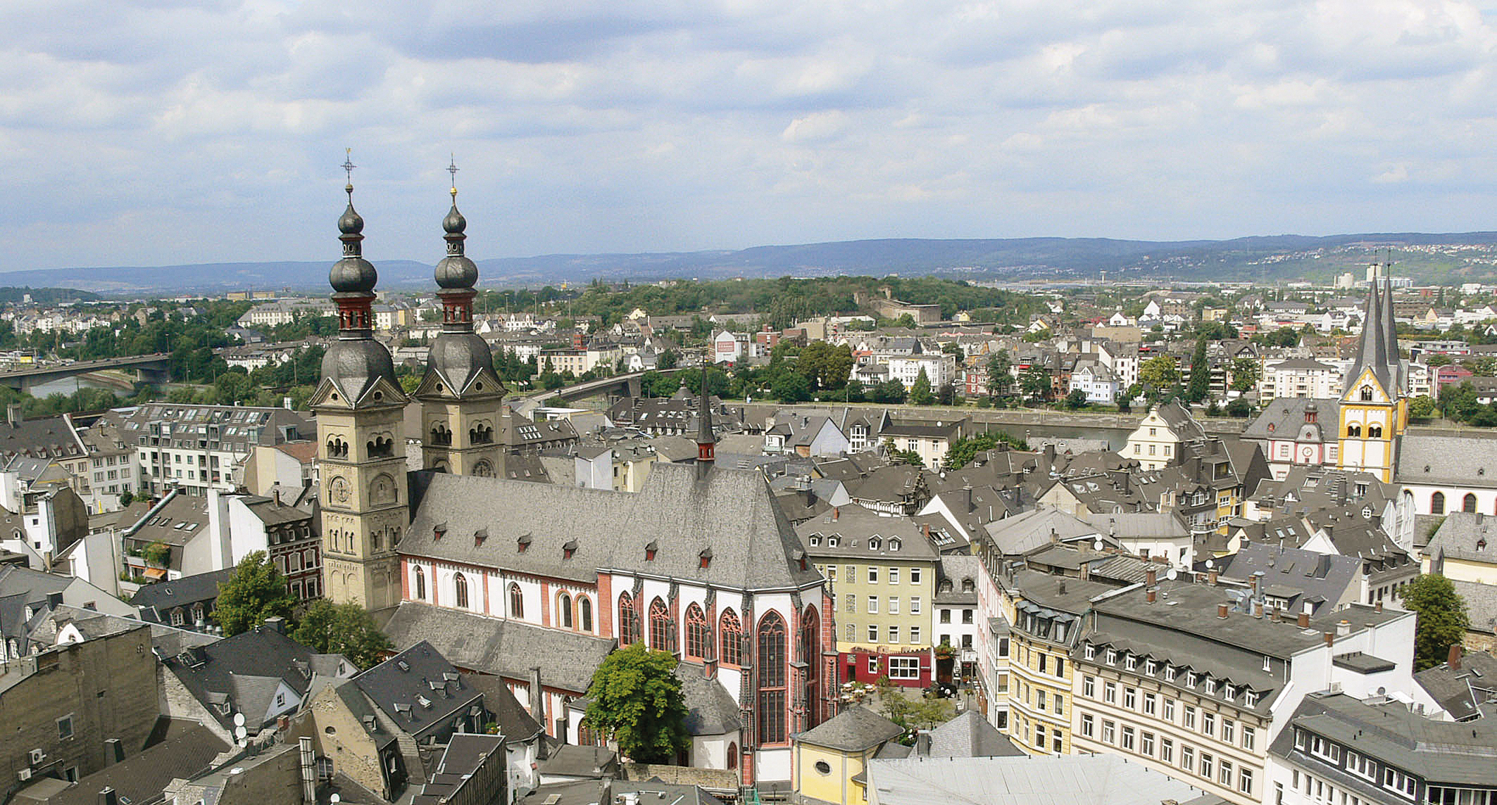 Die ältesten Abschnitte der Liebfrauenkirche wurden um 1180 erbaut. Das Gotteshaus, wie wir es heute kennen, ist jedoch das Ergebnis mehrerer Ausbauphasen, die vor allem in das Spätmittelalter und auch ins Zeitalter des Barock datieren. Bei Ausgrabungen wurden bereits 1950 Teile eines spätantiken Großbaus entdeckt.