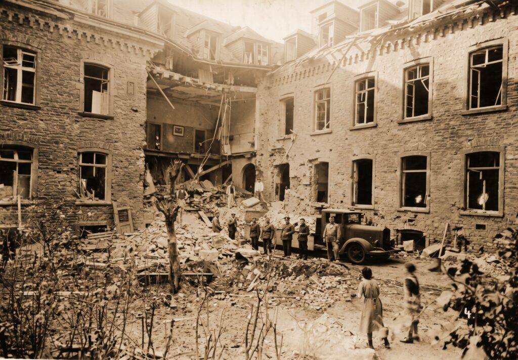 Der Erweiterungstrakt des ehemaligen Knabenpensionats nach dem Juni-Luftangriff 1940.

