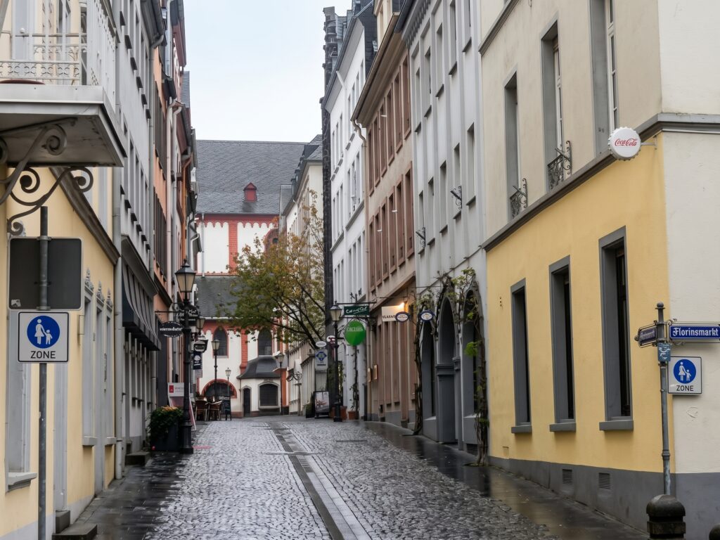 Blick in die Mehlgasse im Herbst 2018. Schwerpunkt des Fotos ist die westliche Straßenseite. Hier befanden sich auch die Gebäude Mehlgasse 19, die durch historisierende Neubauten ersetzt wurden.