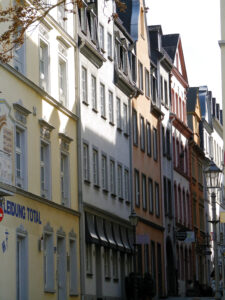Die Mehlgasse – eine typische Altstadtgasse? Oder vielleicht doch nicht? Fest steht: Der Straßenzug wird zwar bereits in mittelalterlichen Urkunden genannt, ist aber das Ergebnis der Baumaßnahmen im 18. und 19. Jahrhundert – und der Sanierung der 1980er-Jahre.