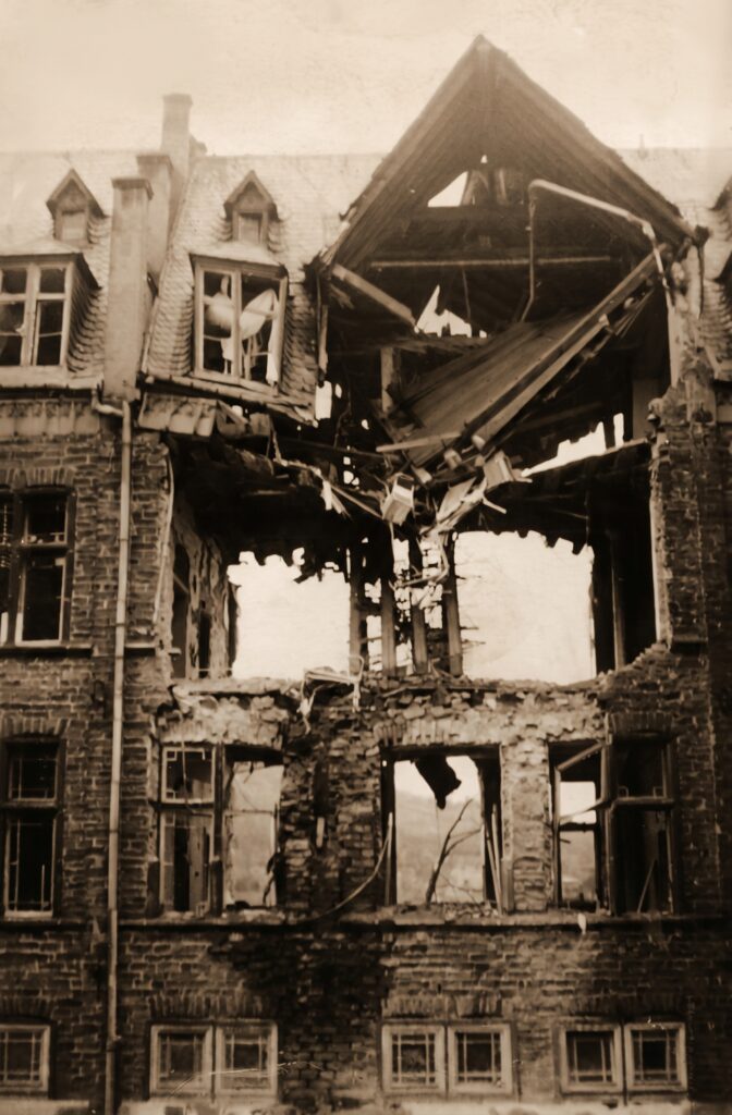 Der zerstörte Moselflügel 1945. Foto: Archiv Gemeinschaftsklinikum/Kemperhof.