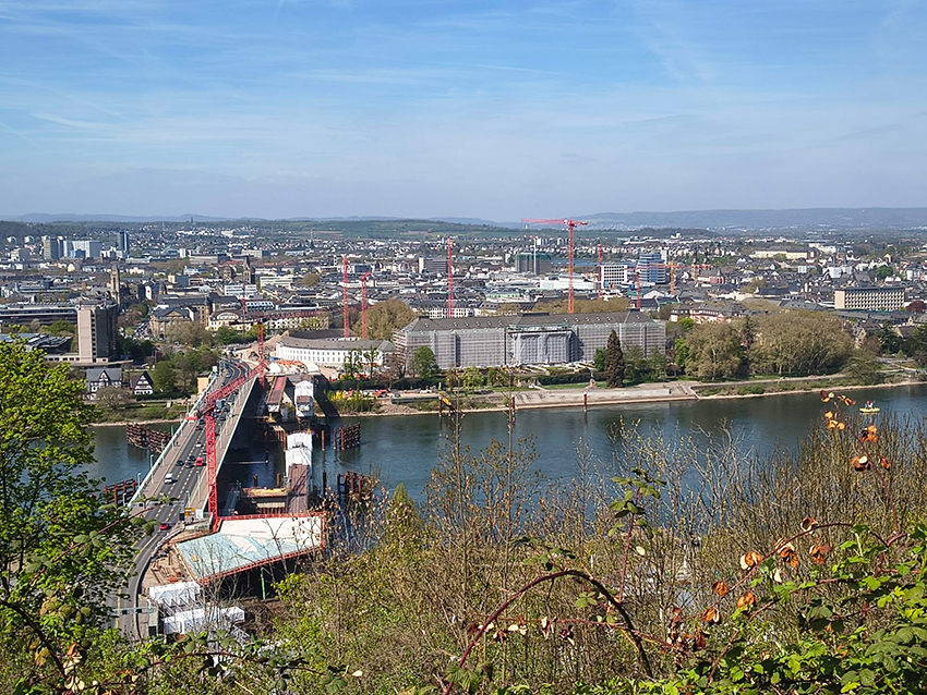 Blick auf die "neue" Pfaffendorfer Brücke und ihre im Bau befindliche Nachfolgerin im April 2026.