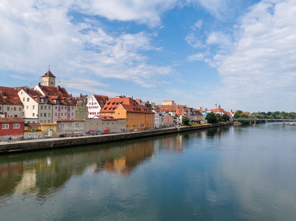 Blick auf die Regensburger Altstadt (donauabwärts).