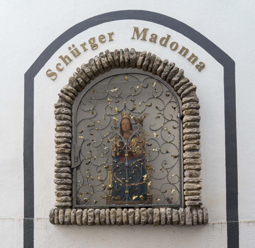 Kopie der "Schürgermadonna" an der Seite "Unterm Stern" des Hauses Kornfortstraße 25.